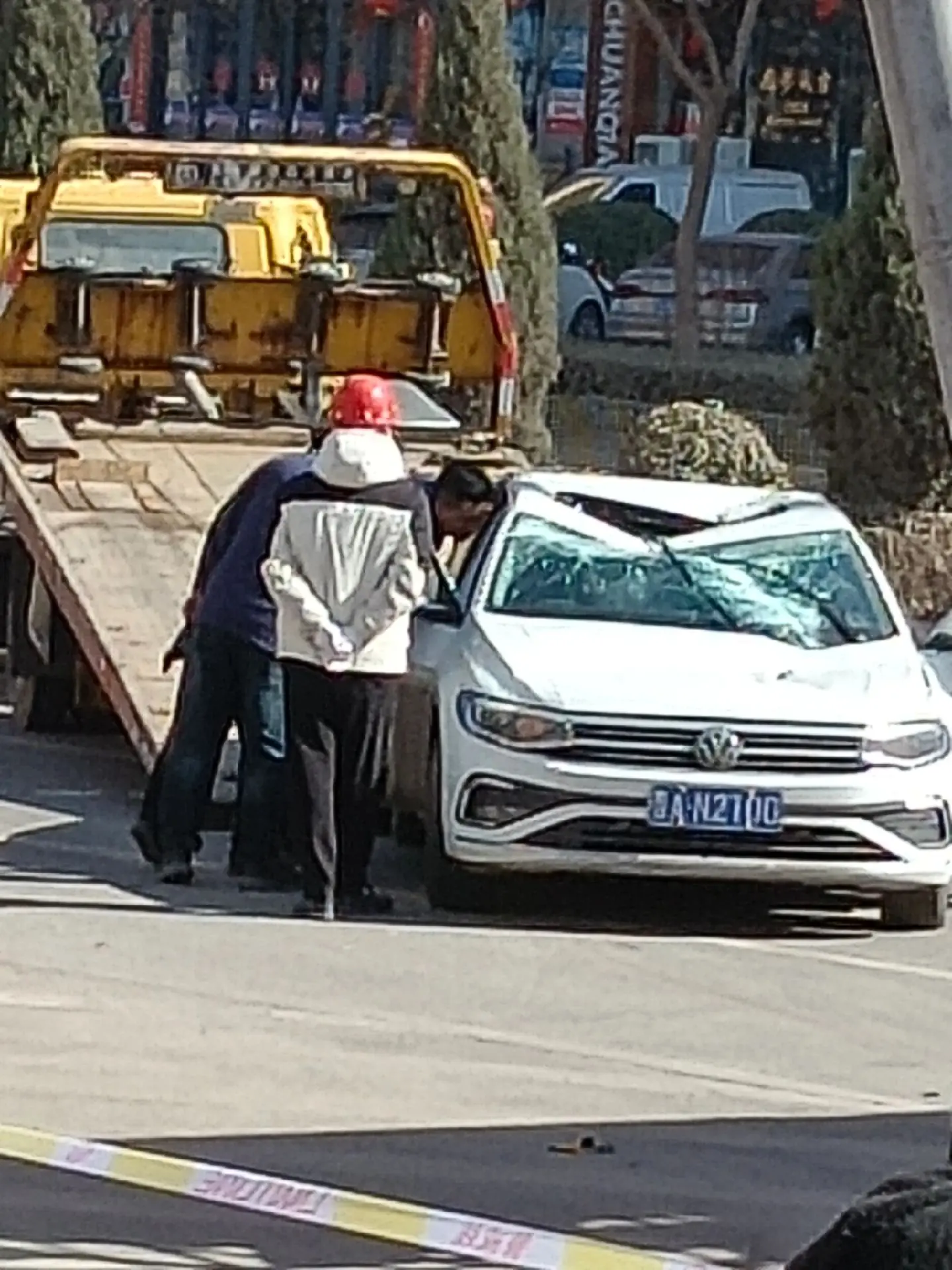 交城特大新闻提供 交城门楼倒塌 多辆汽车受损